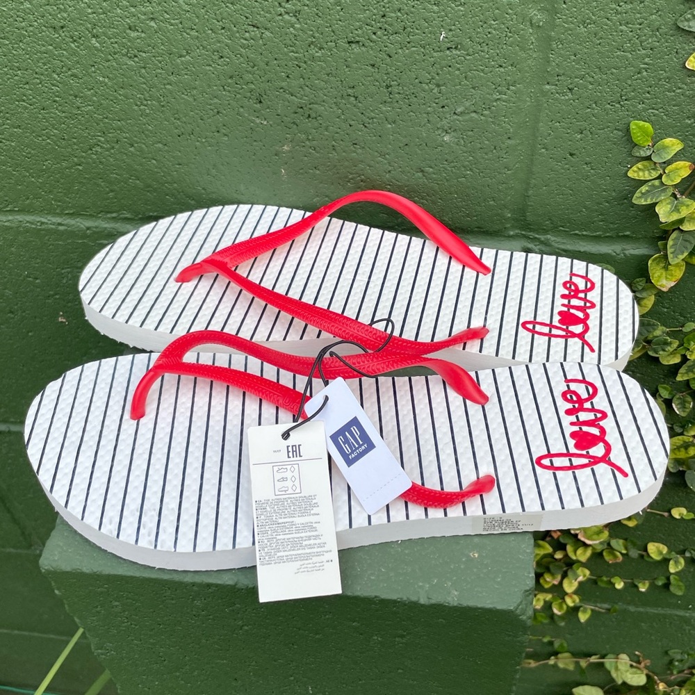 NWT | Gap Factory | ‘Love’ Flip Flops/Sandals | Size 9